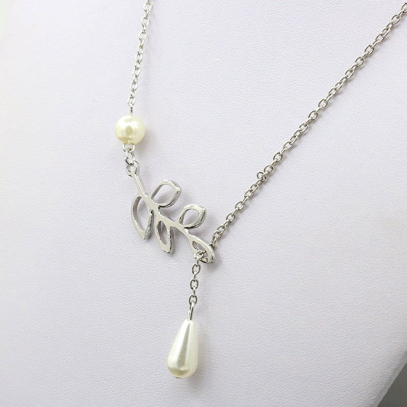 Lovely Leaves Lariat Pearl Necklace